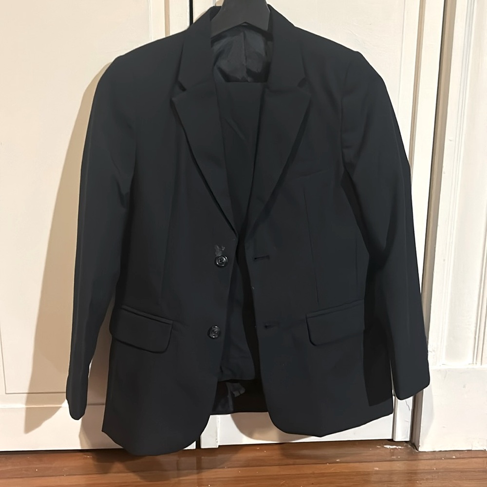 Boys suit jacket & trousers. Navy blue. Great condition. Used 4-5 times, max.